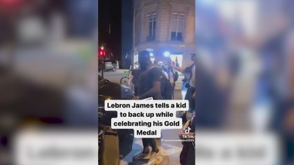 Feísimo gesto de Lebron con un niño