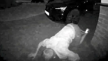 Junger Mann, der die Ausgangssperre verpasste, wurde auf dem Boden kriechend gefilmt