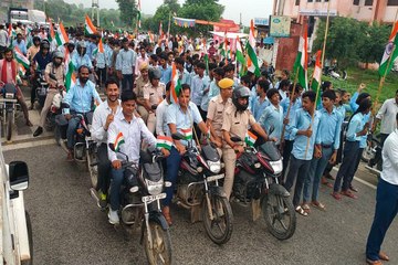 नारायणपुर में प्रशासन ने तिरंगा बाइक रैली निकाली
