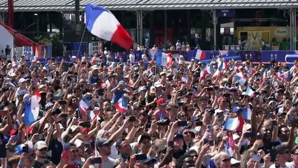Les basketteurs fêtent l'argent olympique avec les supporters au Club France