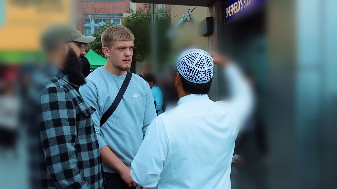 Shaykh Uthman SHOCKS this CHRISTIAN with Bible contradiction.