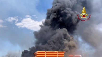 Caivano, incendio in un deposito di materiale edile (12.08.24)