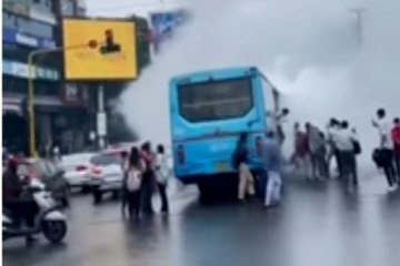 इंदौर में सड़क पर दौड़ती बस में लगी भीषण आग, यात्रियों ने कूदकर बचाई जान, एक युवती गंभीर
