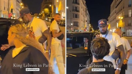 LeBron James allontana un giovane fan e poi balla con la medaglia al collo