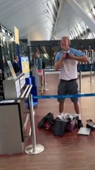 Son bagage est trop gros, il économise 50€ avec cette astuce hilarante