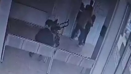 Güngören’de ‘Bebeğinizin aşısı yok’ diyen doktoru tehdit edip üzerine yürüdü