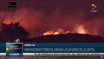 Gran incendio forestal arrasa las afueras de la capital de Grecia