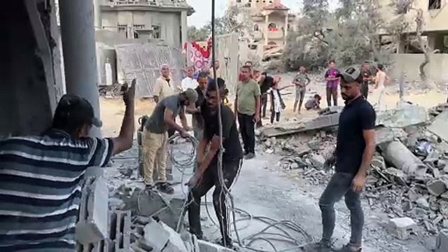 سكان غزة يزيلون الركام عقب غارة إسرائيلية على مخيم النصيرات