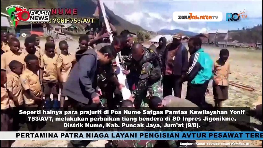 PRAJURIT POS NUME SATGAS PAMTAS KEWILAYAHAN YONIF 753/AVT LAKUKAN PERBAIKAN TIANG PERSIAPAN HUT RI KE-79 DI DISTRIK NUME