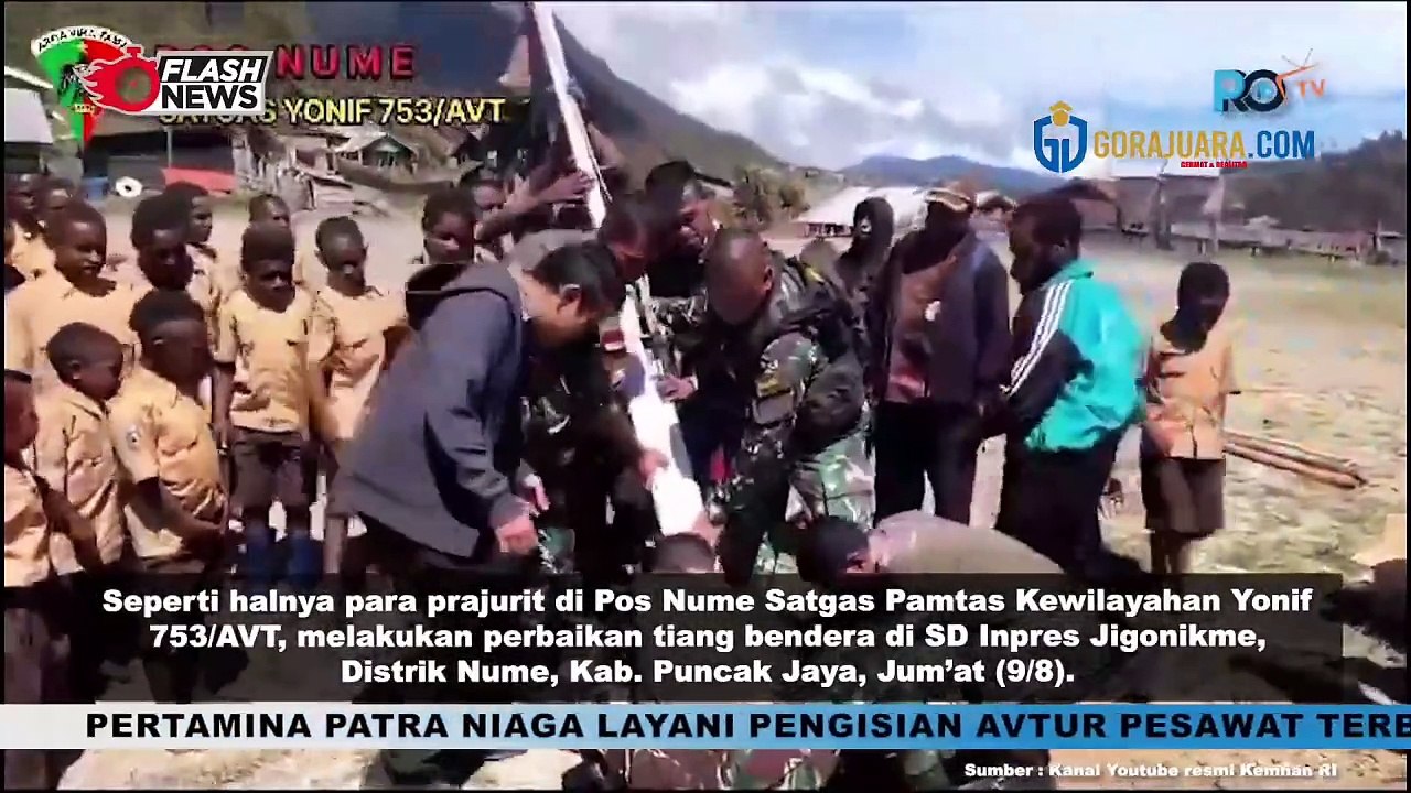PRAJURIT POS NUME SATGAS PAMTAS KEWILAYAHAN YONIF 753/AVT LAKUKAN PERBAIKAN TIANG PERSIAPAN HUT RI KE-79 DI DISTRIK NUME, KAB. PUNCAK JAYA