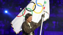 トム・クルーズ、パリオリンピック閉会式でスタジアムの屋根から降下！