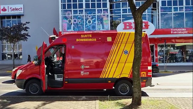 Idosa é socorrida pelo Siate após sofrer queda na Avenida Brasil
