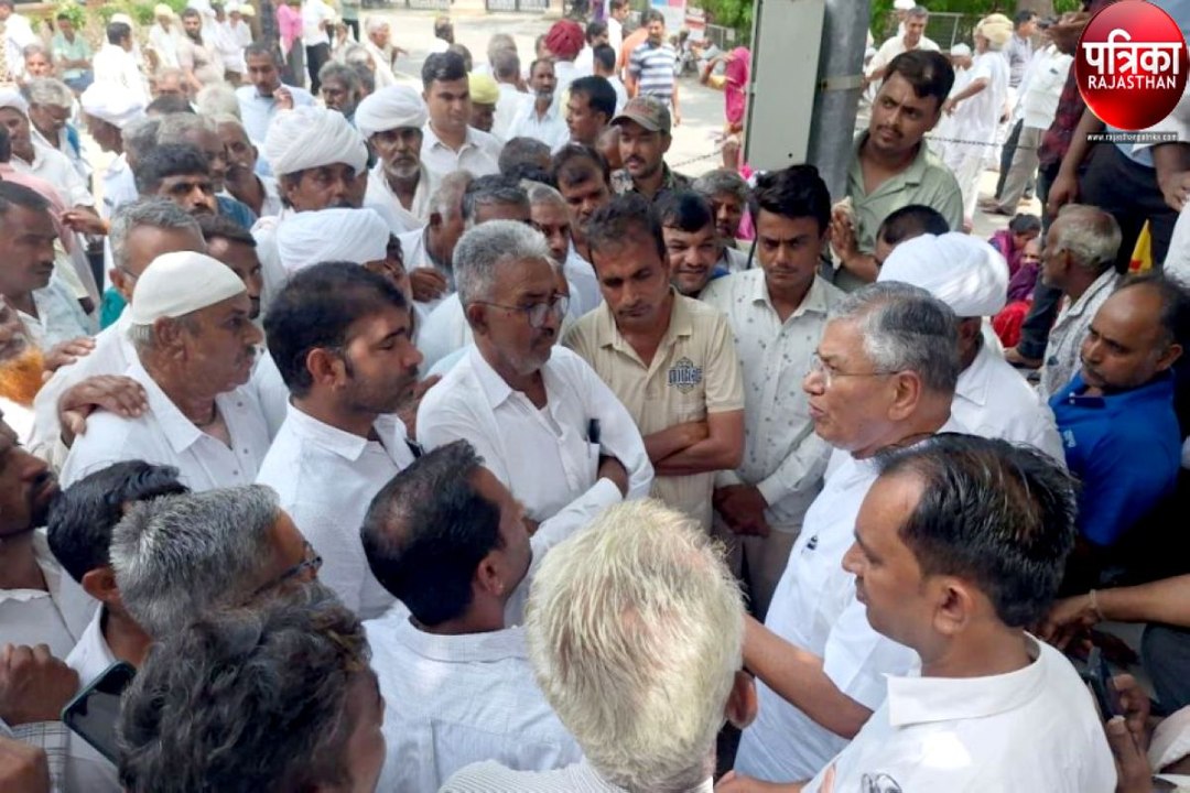 Watch Video: बारिश के पानी में डूब गई फसलें, किसानों को मुआवजा नहीं मिला, किया प्रदर्शन