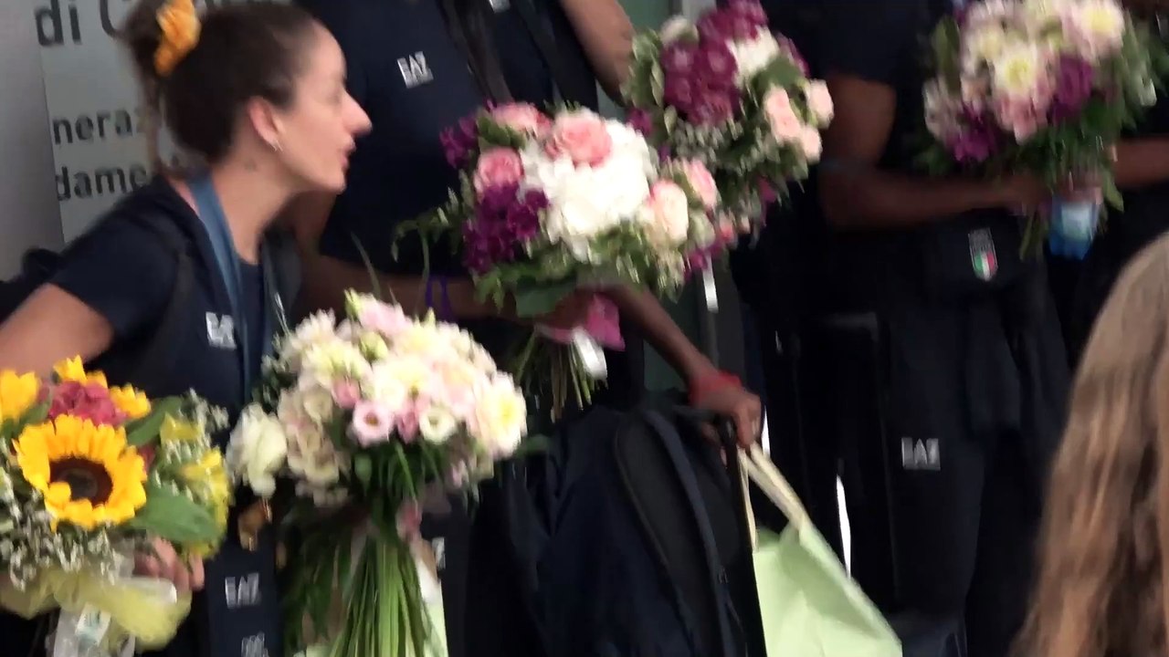 Accoglienza trionfale a Linate per la Nazionale femminile di pallavolo: "Fiere della medaglia d'oro"