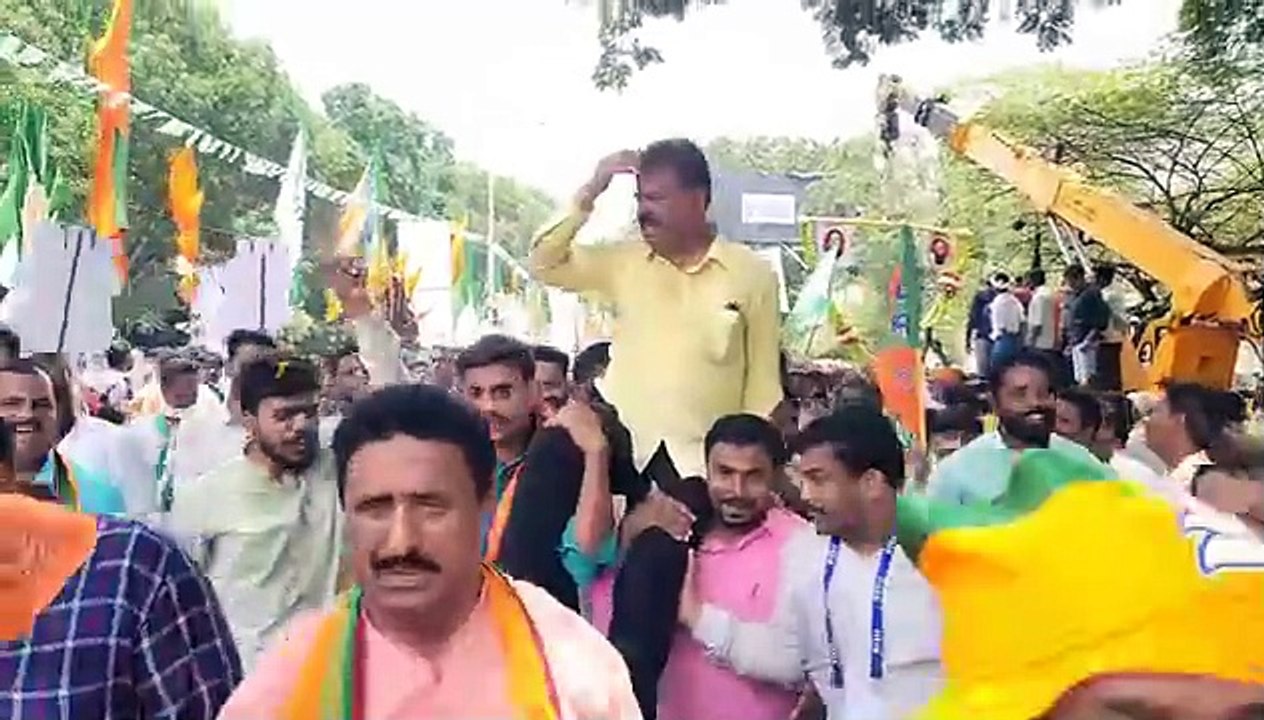 ಮೈಸೂರು ಪಾದಯಾತ್ರೆ ವೇಳೆ ರೇಣುಕಾಚಾರ್ಯ ಅವರನ್ನು ಹೆಗಲ ಮೇಲೆ ಬೆರೆಸಿದ ಅಭಿಮಾನಿಗಳು