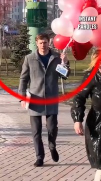 Cet homme voit le mauvais comportement de sa compagne dans la rue puis lui donne une leçon de vie