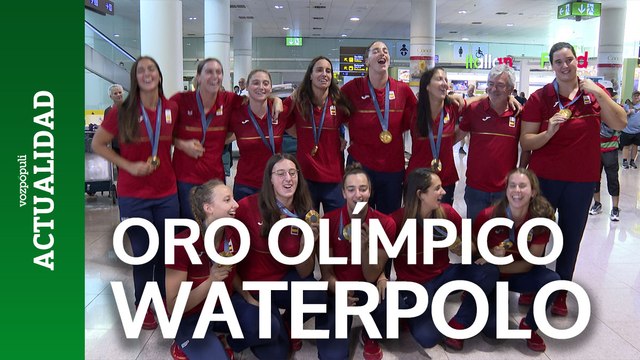 La selección femenina de waterpolo aterriza en España con el oro olímpico