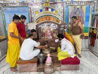 सावन के चौथे सोमवार को महादेव का हुआ अभिषेक, चढ़ा धतूरा