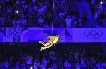 Tom Cruise descendió en rappel por el Estadio de Francia durante la ceremonia de clausura de los Juegos Olímpicos de París
