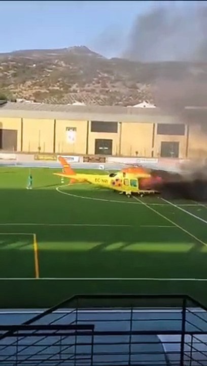 Helicóptero pega fogo em campo de futebol na Espanha