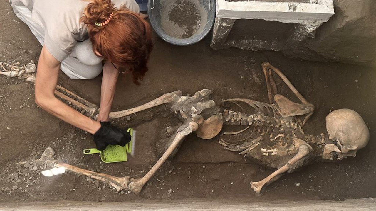 Nuevo hallazgo en Pompeya: los cuerpos de un hombre y una mujer y su tesoro de monedas y joyas