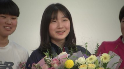 반효진, 금메달 목에 걸고 등교..."전교생이 응원해준 덕" / YTN