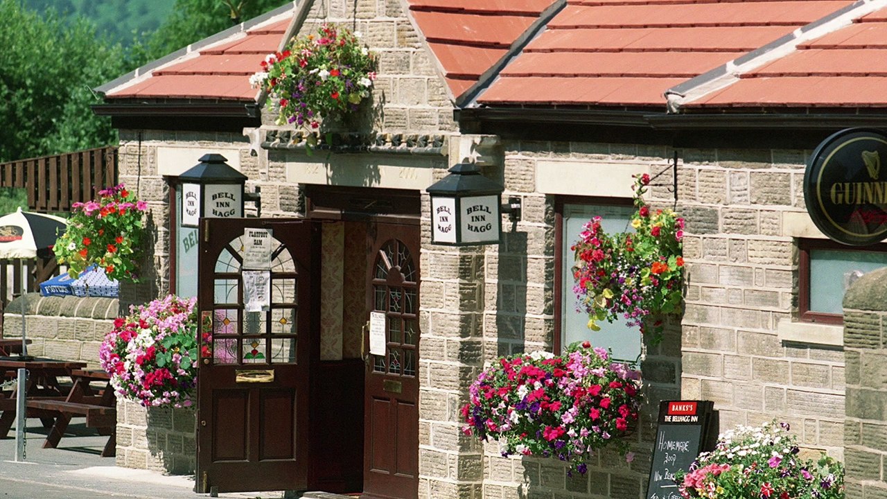 Sheffield retro: Photos capture 90s pub life in the city, including landlords and punters