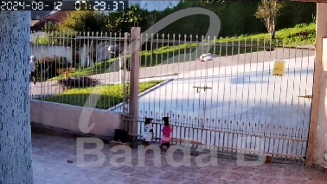 Vídeo mostra momento em que idosa é atropelada por carro ao tentar atravessar rua em Curitiba