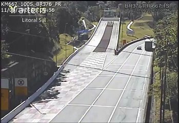 Caminhão com toneladas de frango perde freio e precisa utilizar área de escape na BR-376