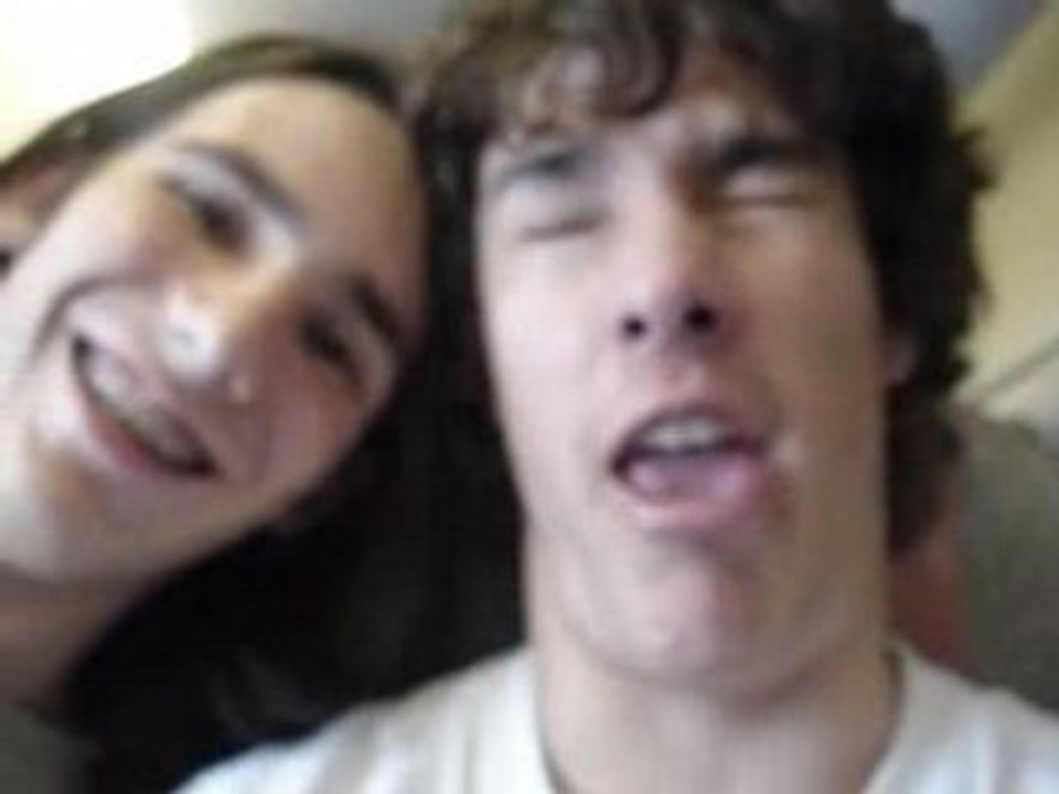 Eliott and Léo, in the plane : attention les yeux! =D