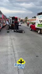 Un motociclista chocó contra una unidad de Mi Macro Periférico, pasando carretera a Chapala