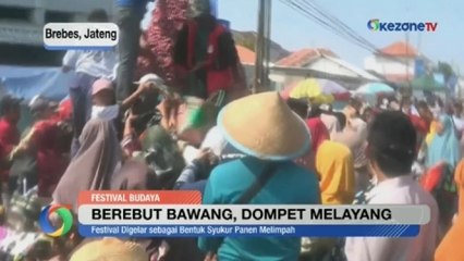 Copet Beraksi saat Warga Berebut Gunungan Bawang Merah di Brebes