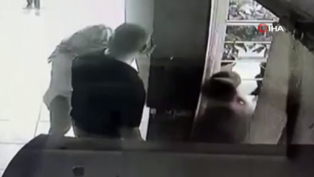 Bu nasıl baba, bu nasıl insan ? Minik çocuğa ya...