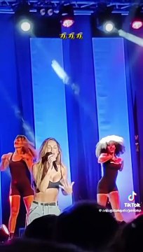 Anna Tatangelo punta da una vespa durante un concerto Non ci siamo fatti mancare niente (VIDEO)