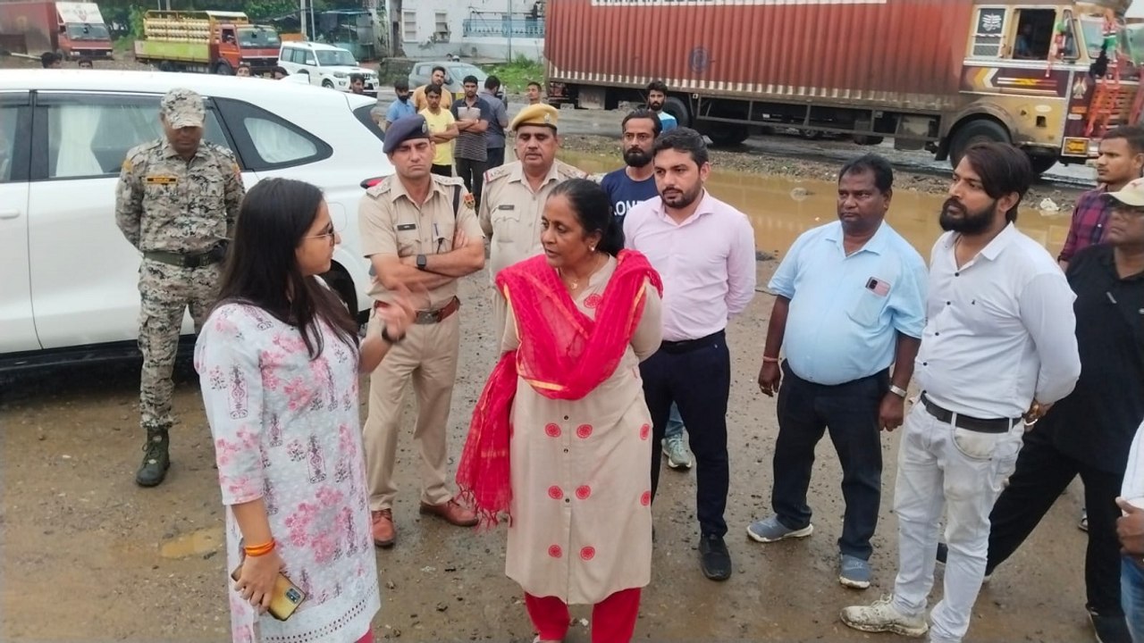 मिलेगी जाम से निजात: जिला कलक्टर ने मौके पर पहुंच दुरूस्त करवाई सर्विस लाइन