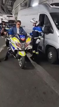 #tomcruise est sans doute le seul #motard capable de #chevaucher une puissante #moto sans #casque avec la #bénédiction de la #police en #France !!! #motolife #motardlife #motardworld #scm75 #paris2024