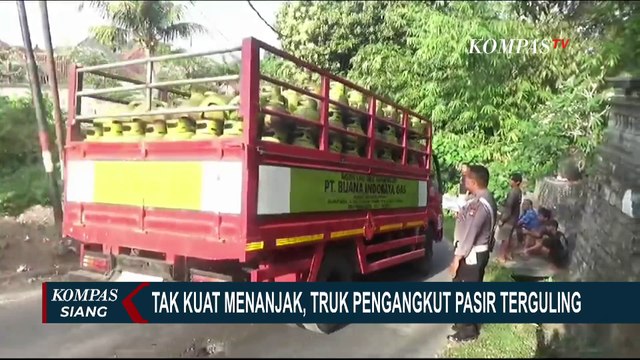 Tak Kuat Menanjak, Truk Pengangkut Pasir di Gianyar Bali Terguling