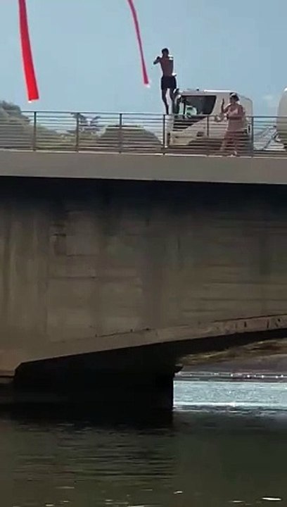 Lecco, tuffi pericolosi nel lago di Como da strade e ponti: ''Sono assurdi''