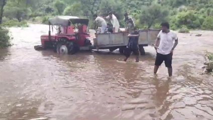तेज बहाव में उतार दी ट्रैक्टर-ट्रॉली, जान बचाने के लिए कूदने लगे लोग
