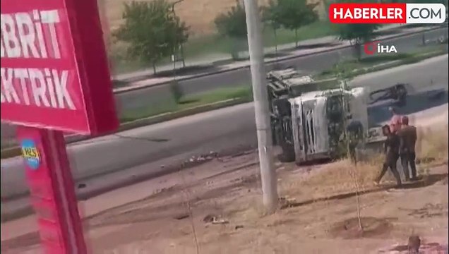Batman'da yokuş aşağı inen kamyon devrildi