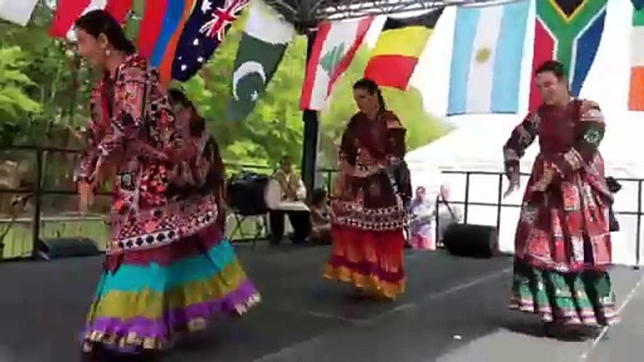 Pakistani_dance_by_Sanam_Studios_Dancers_Sindhi_song(360p)