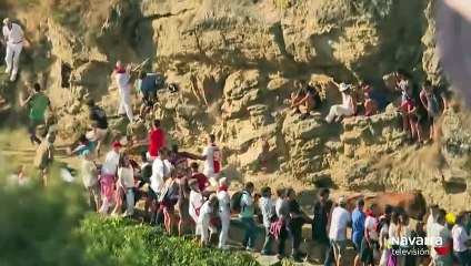 Un mozo es trasladado por un golpe en la cabeza