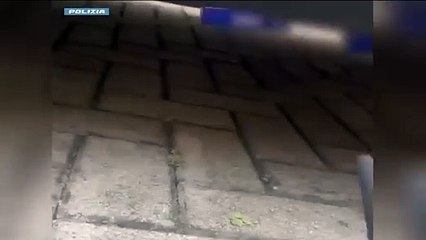 La droga agganciata con calamite sotto l'auto: così lo spacciatore nascondeva la cocaina