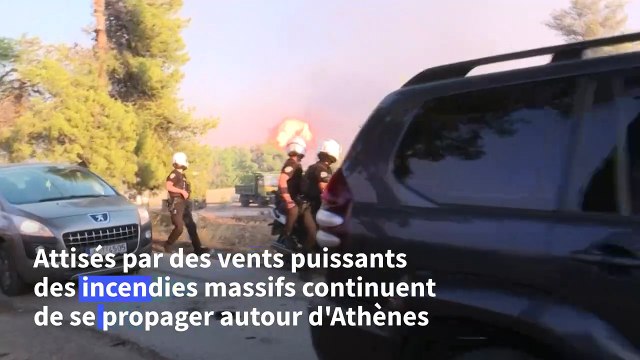 Hors de contrôle : les habitants fuient les incendies autour d'Athènes