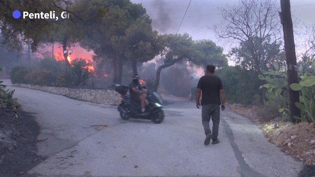 Hors de contrôle : les habitants fuient les incendies autour d'Athènes