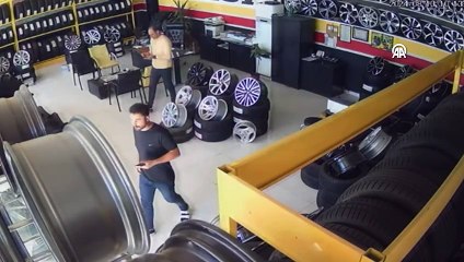 Sivas'ta korkutan deprem güvenlik kamerasına yansıdı