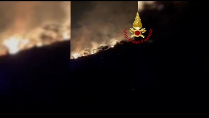 Roma, vasto incendio ad Artena: evacuate due famiglie