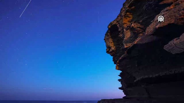 Kocaeli'nin Kandıra ilçesindeki Pembe Kayalar'da Perseid meteor yağmuru gözlemlendi.