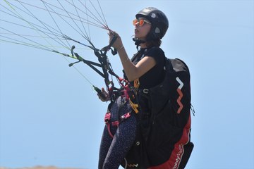 Van Gölü kıyısındaki koylar kadın paraşütçüleri ağırlıyor