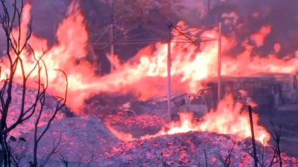 ضواحي أثينا تحترق مع فرار الآلاف منها